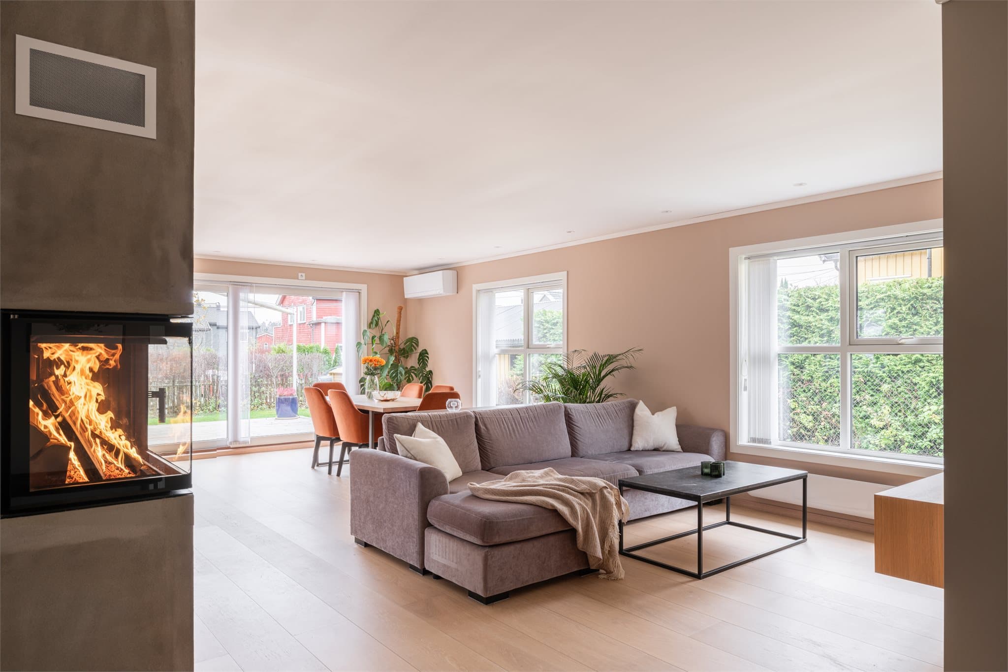 Flott, sosialt oppholdsrom med store vindusflater som gir et lyst hjem året rundt.