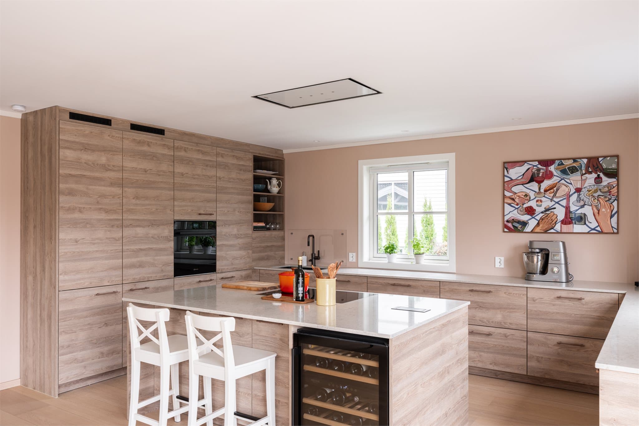 Det er investert i hvitevarer av høy kvalitet, som oppvaskmaskin fra Asko og komfyr fra Bauknecht.