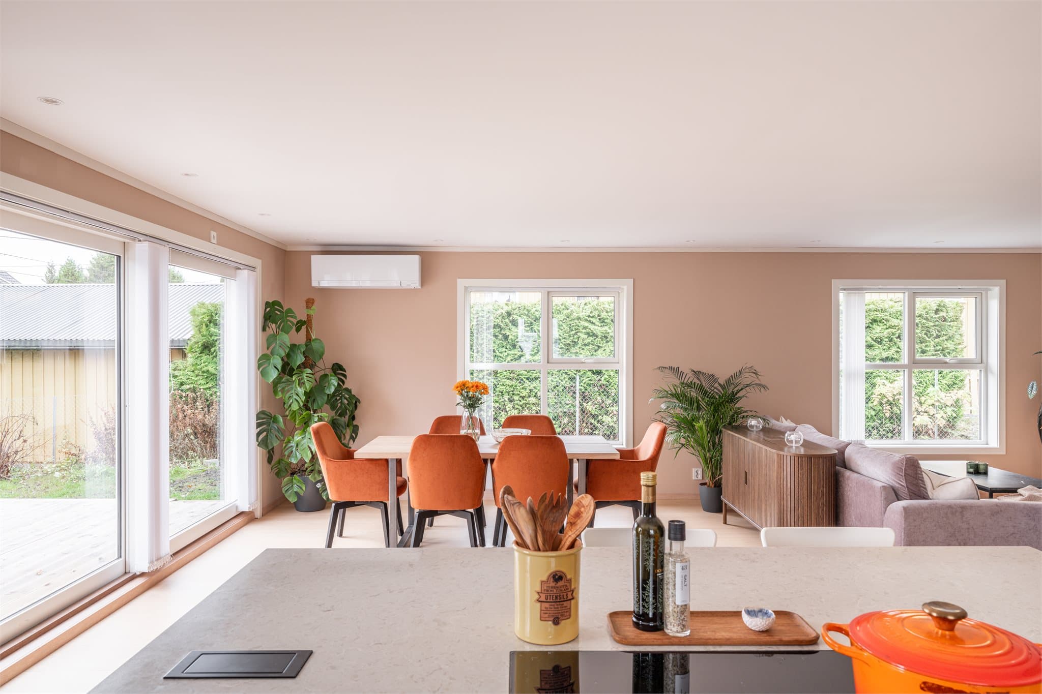 Et meget innbydende og delikat oppholdsrom som inviterer til sosiale sammenkomster.