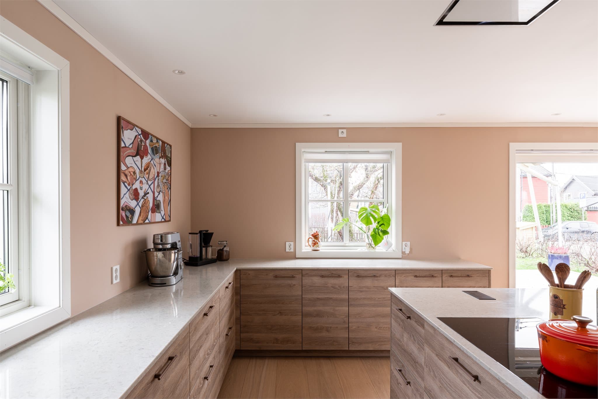 Spotter i taket sørger for jevn og god belysning i rommet.