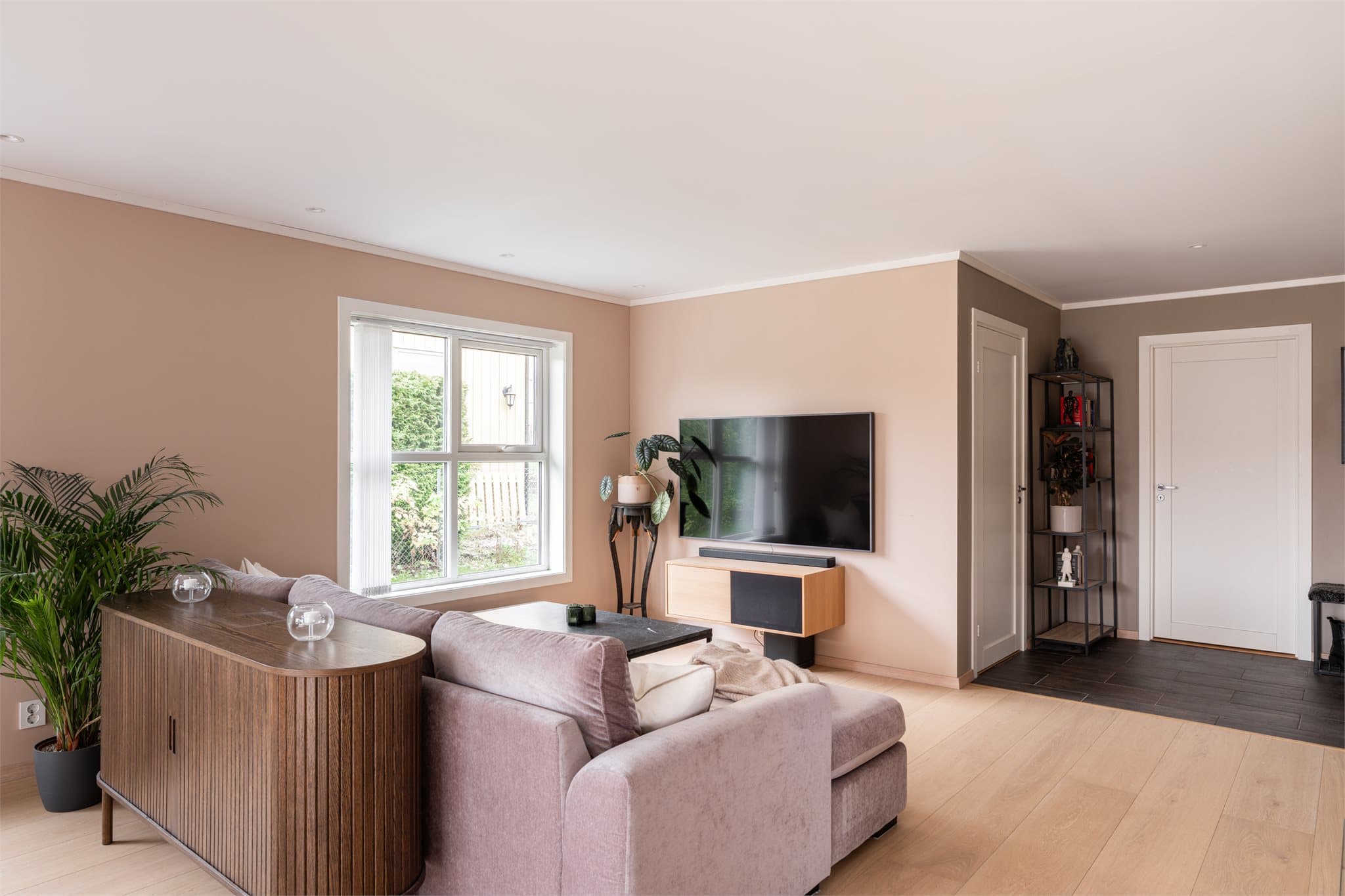 Det er god plass til en stor sofa som hele familien kan krype opp i.