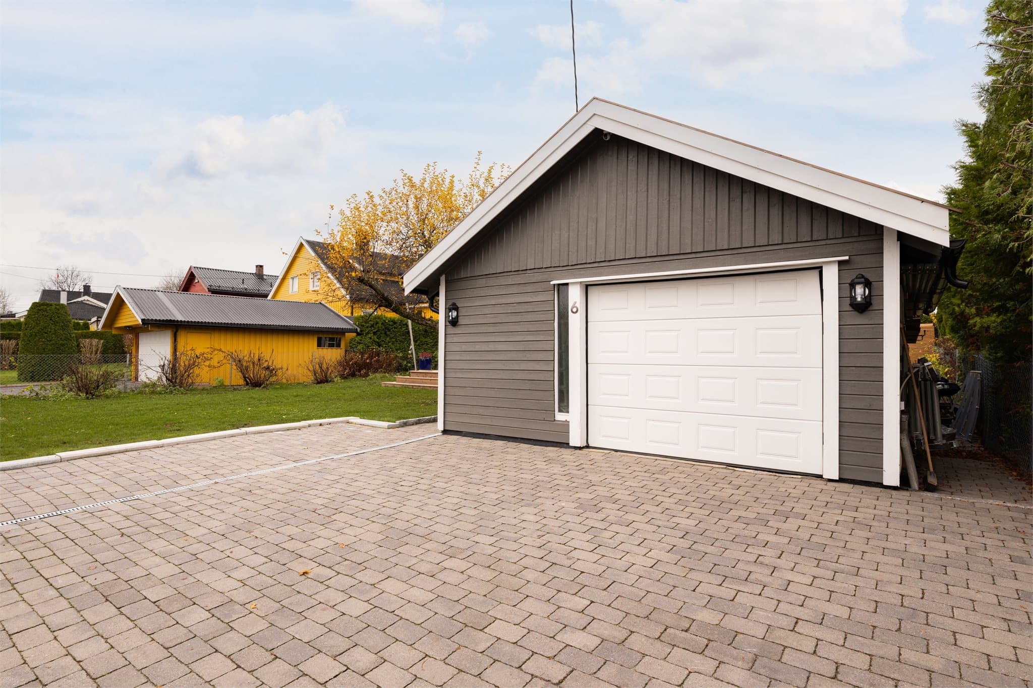 Innbydende gårdsplass med egen garasje og rikelig med plass til besøkende gjester.