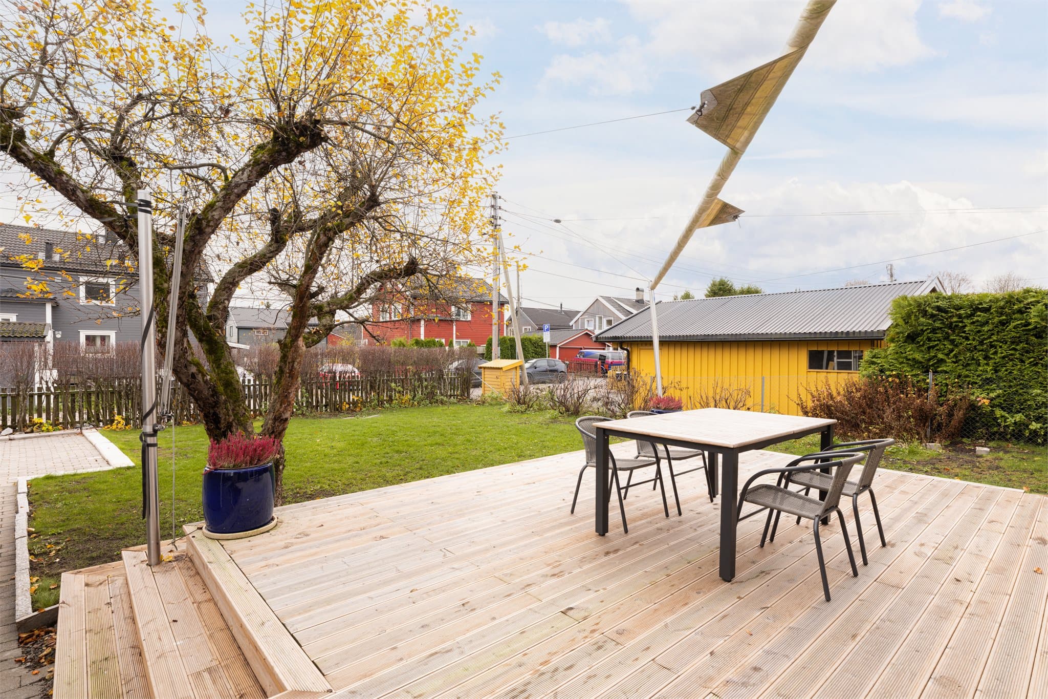 Stor og innbydende terrasse med god plass til både spisegruppe og loungemøbler. Perfekt for sosiale sammenkomster, grilling eller rolige sommerkvelder ute.