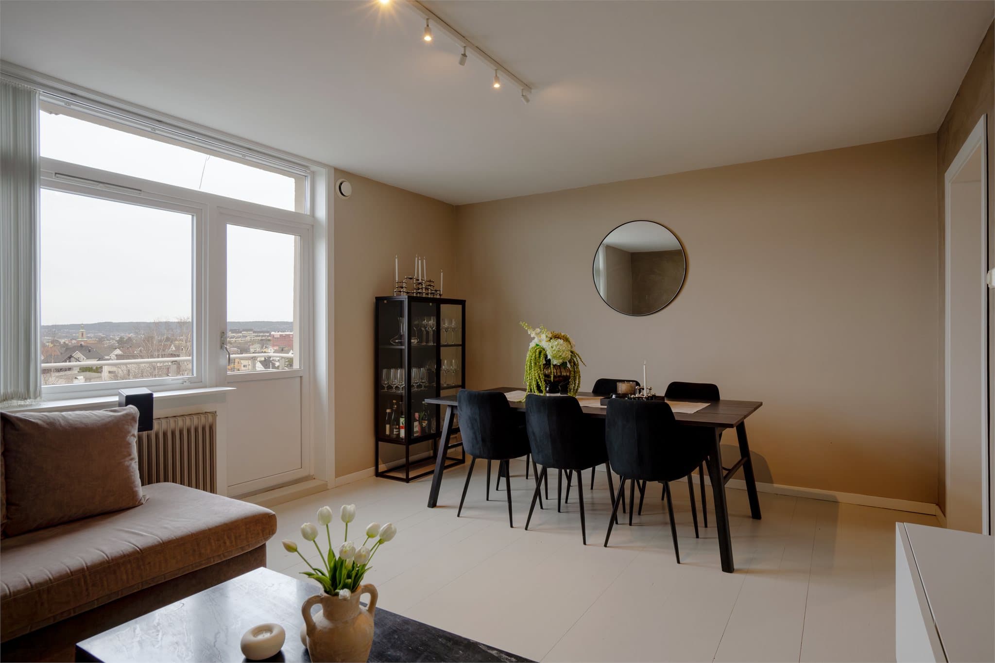 Fra stuen er det direkte utgang til balkongen, som fungerer som en naturlig forlengelse av oppholdsrommet i sommerhalvåret.