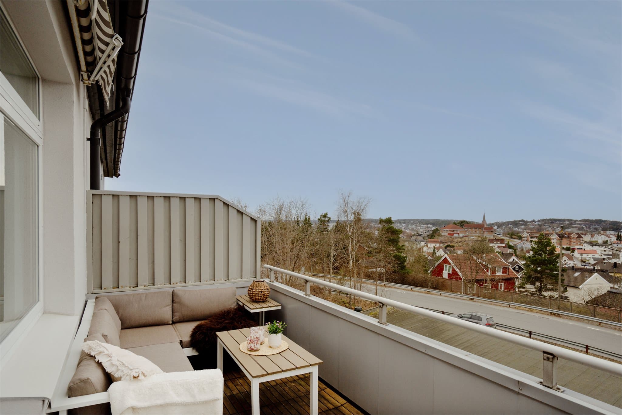 Dette er en gjennomgående 3-romsleilighet i 3.etg med høy og usjenert beliggenhet med fantastisk utsikt.