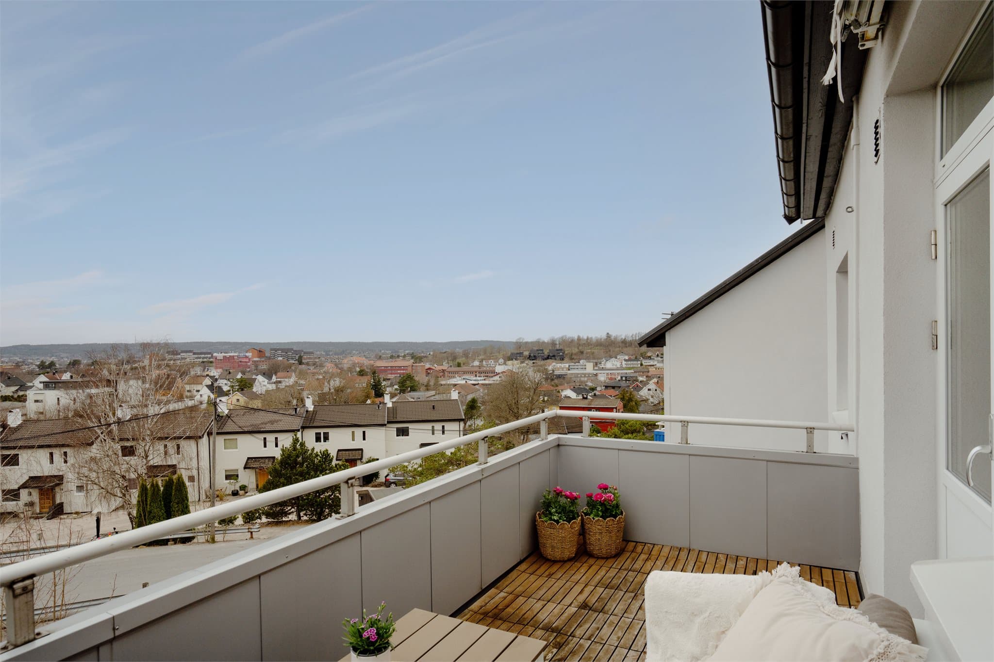Solrik og vestvendt balkong på ca. 8 m². Her er det god plass til sittegruppe og beplantning.