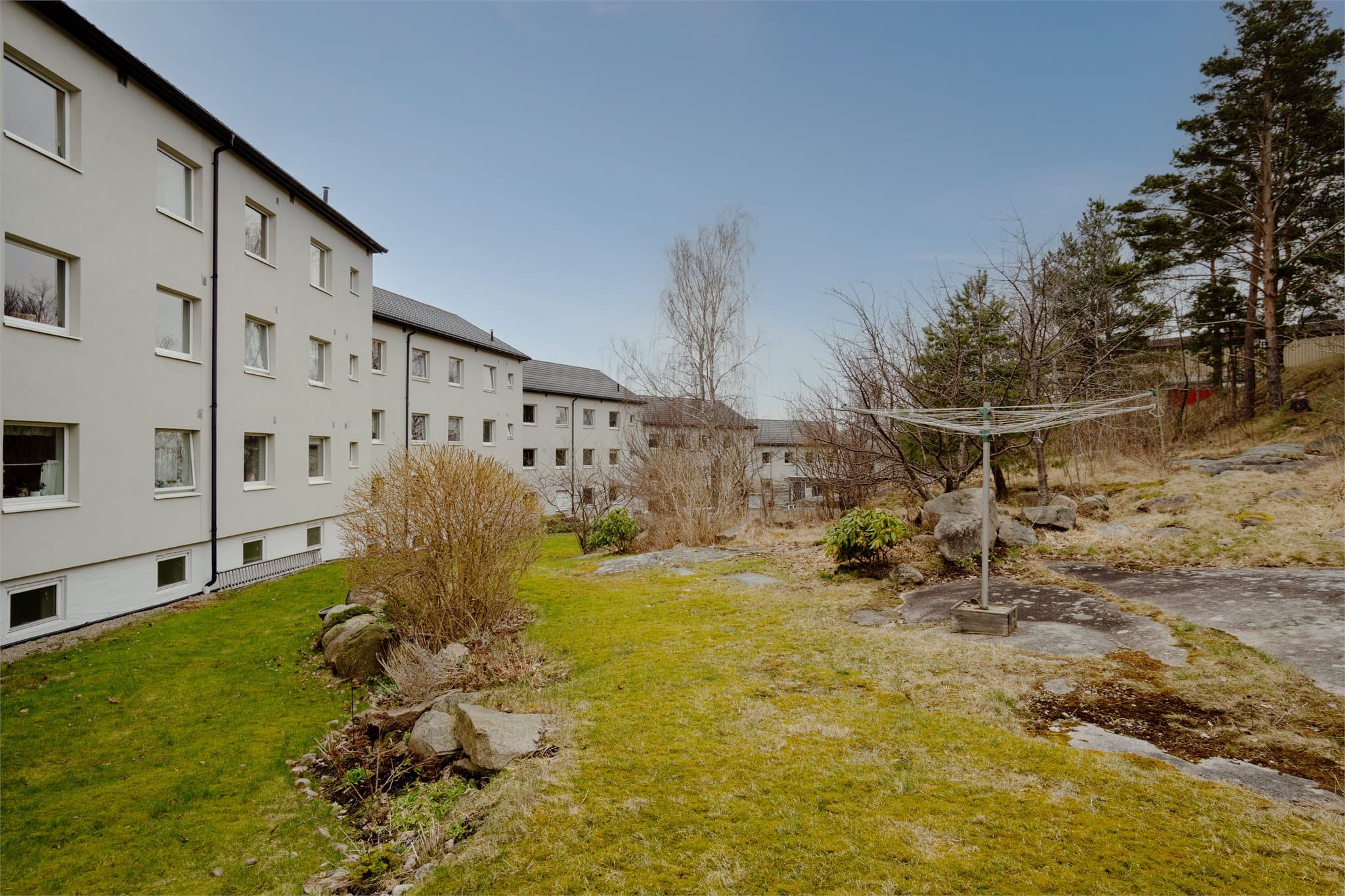 Borettslaget har velholdte uteområder med plen og beplantning.