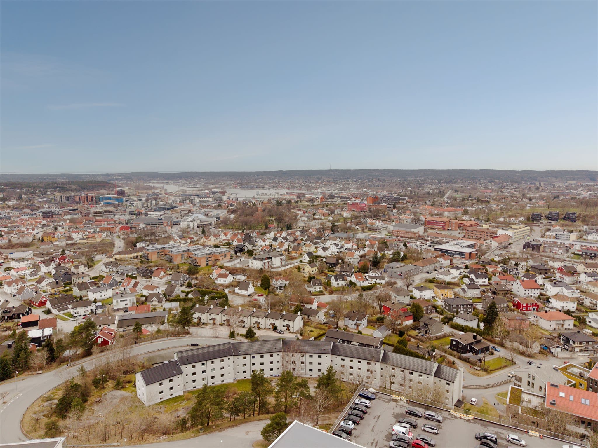 Leiligheten har en attraktiv beliggenhet på Kringsjå, et rolig og etablert boligområde med kort vei til Fredrikstad sentrum.