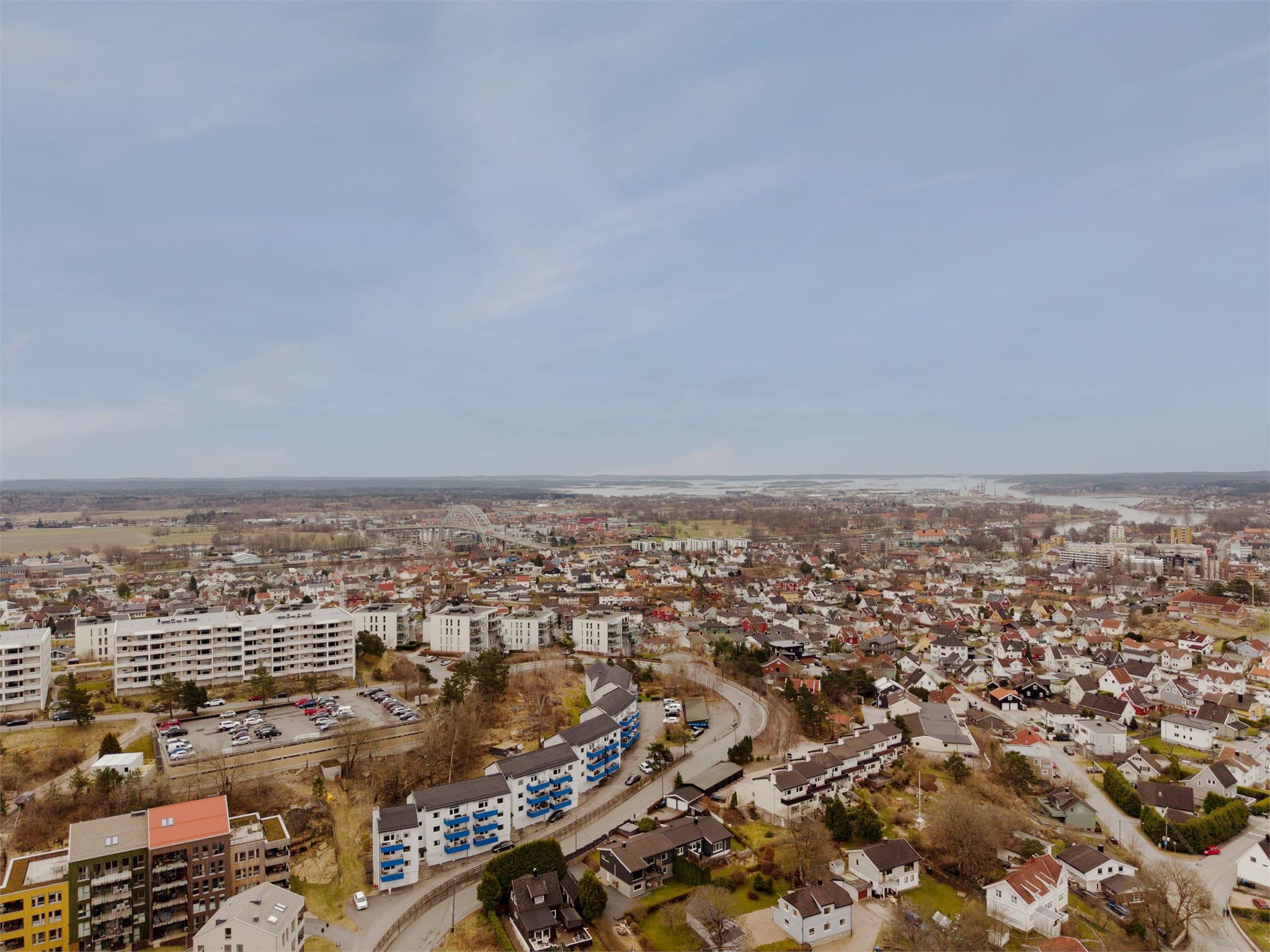Kollektivtilbudet er også lett tilgjengelig, med bussholdeplass kun fire minutters gange unna og Fredrikstad stasjon cirka elleve minutter til fots.