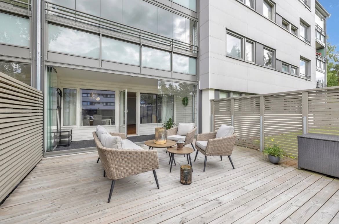 I tillegg til den innglassede delen, disponerer leiligheten et inngjerdet uteområde på 27 m².