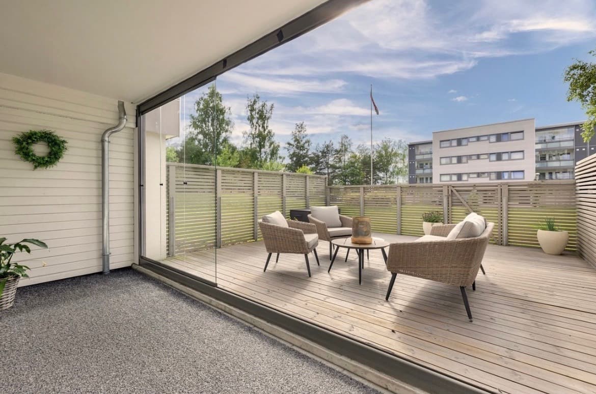 Fra stuen er det utgang til en vestvendt, innglasset markterrasse på 10 m².