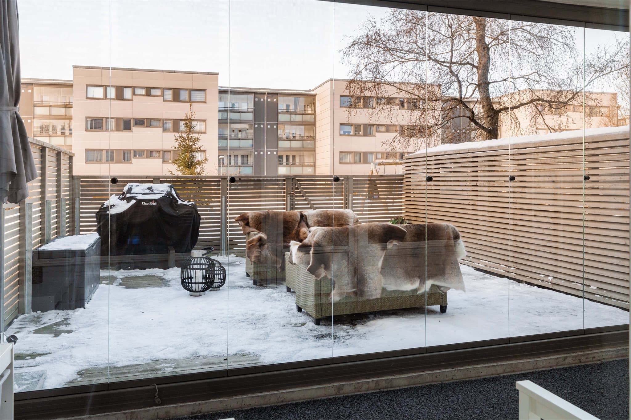 Den innglassede balkongen gir et lunt og skjermet uterom, også på kaldere dager.