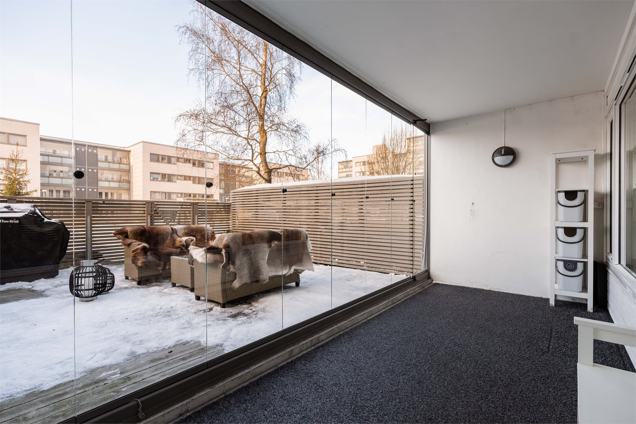 Den vestvendte uteplassen er romslig, solrik og kan møbleres med flere sittegrupper.