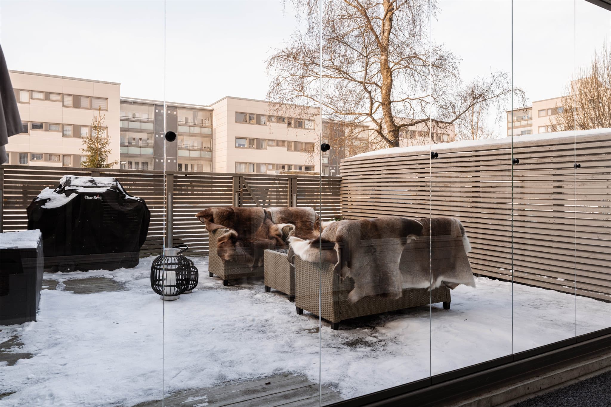 Uteområdet er privat og skjermet med gjerde og beplantning.