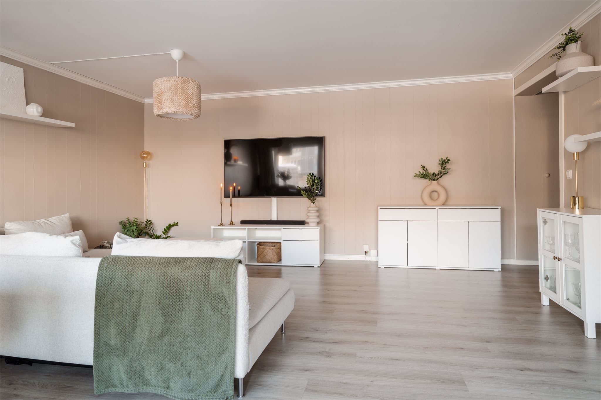 Stuen er et lyst og åpent rom med god plass til både sofagruppe og mediamøbler.