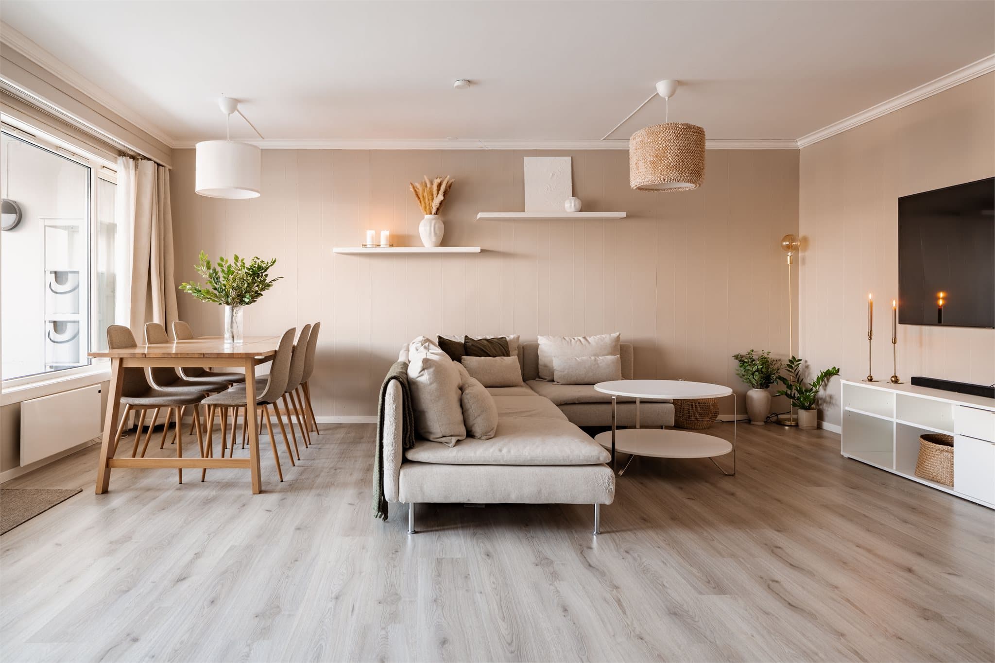 Rommet har en naturlig sone for spisestue i tilknytning til uteplassen.