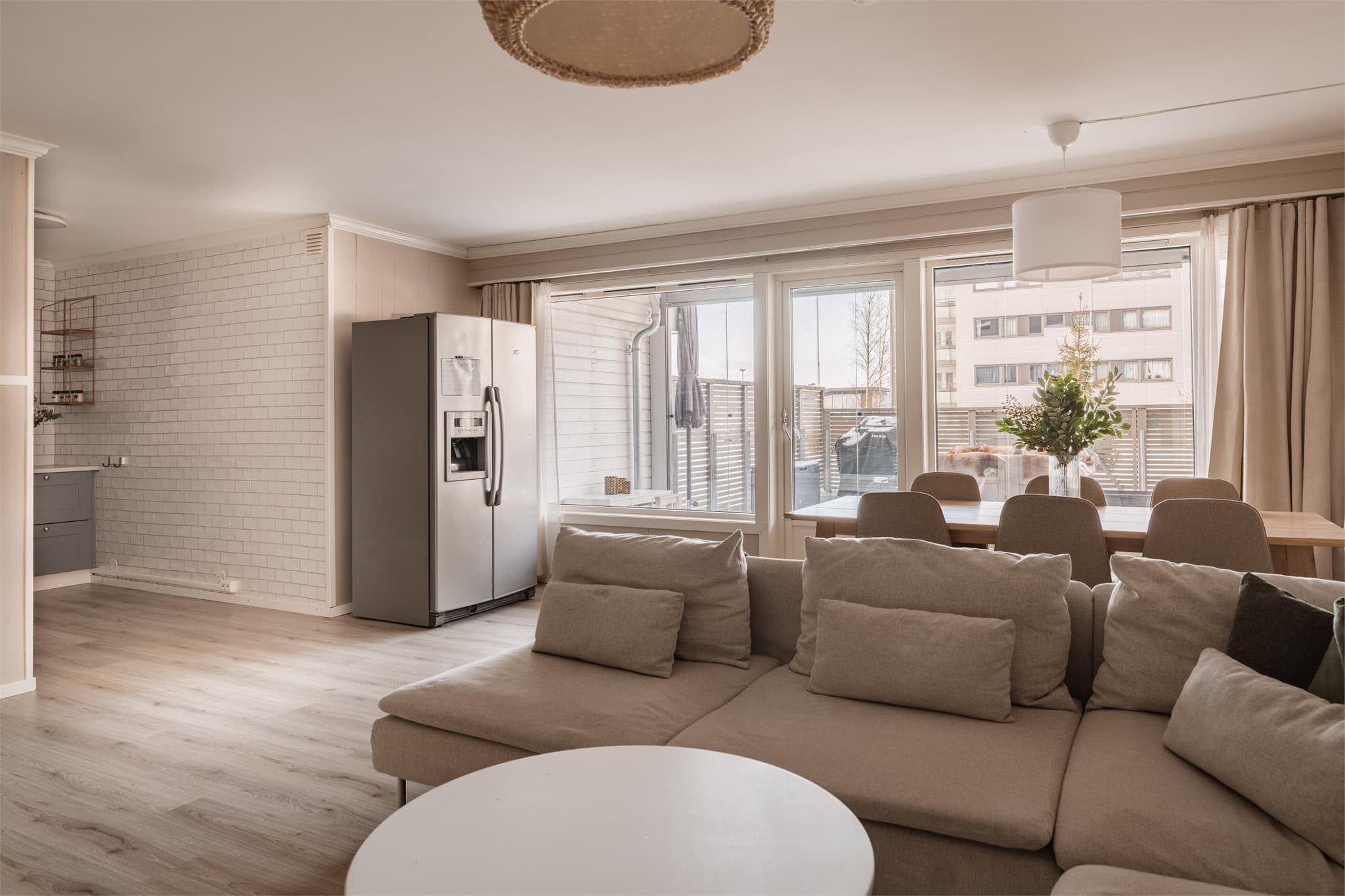 Fra stuen er det en åpen og praktisk overgang til kjøkkenet.