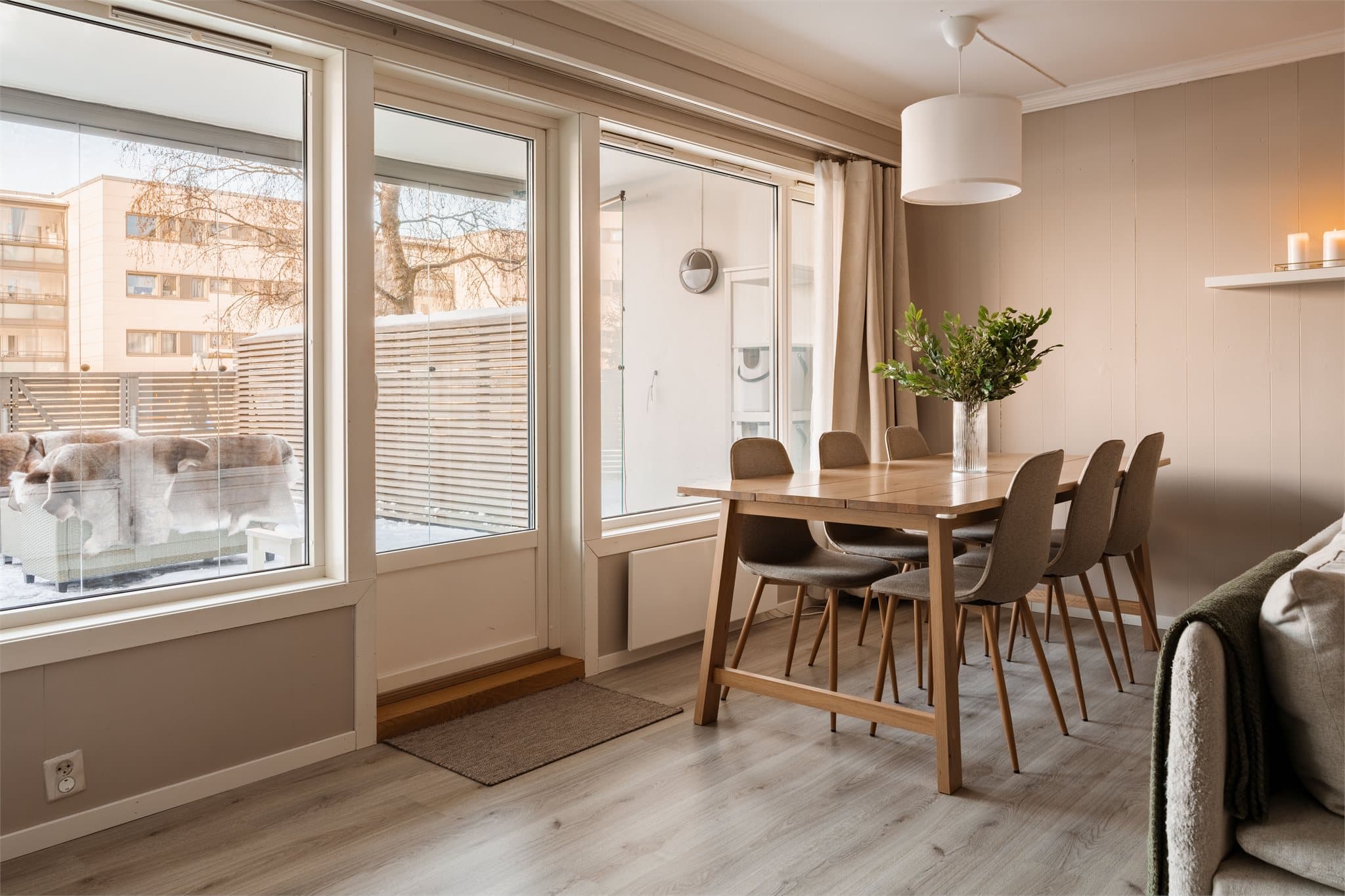 Spisestuen er plassert ved de store vindusflatene med direkte utgang til uteområdet.