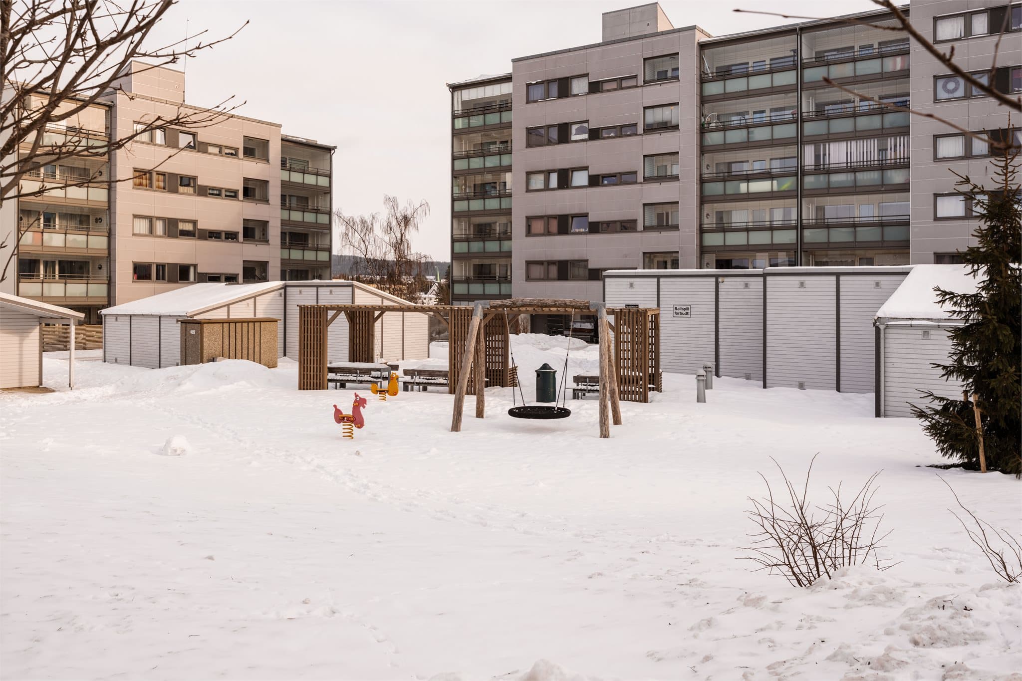 Området er barnevennlig med trygge lekeområder rett utenfor døren.