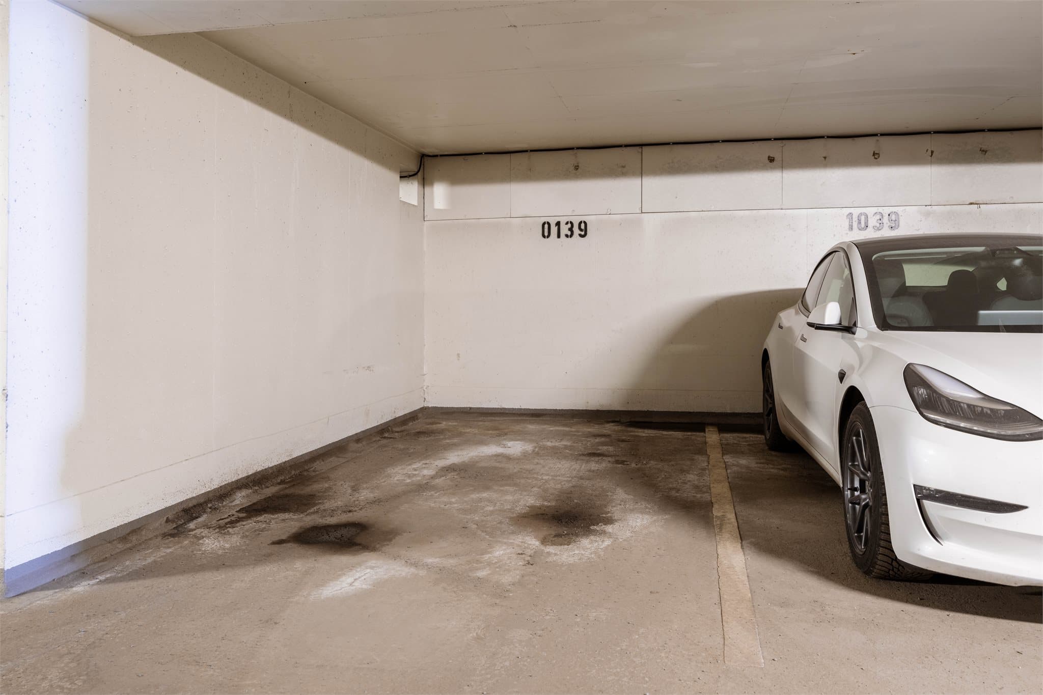 Det medfølger en fast parkeringsplass i felles garasjeanlegg.