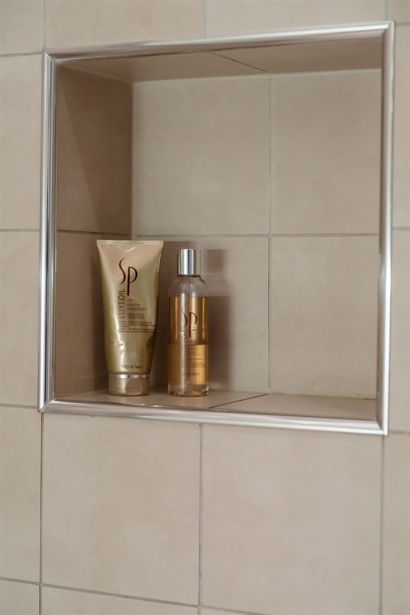 Dusjsonen har innfellbare glassvegger og en praktisk, innebygd hylle for oppbevaring.