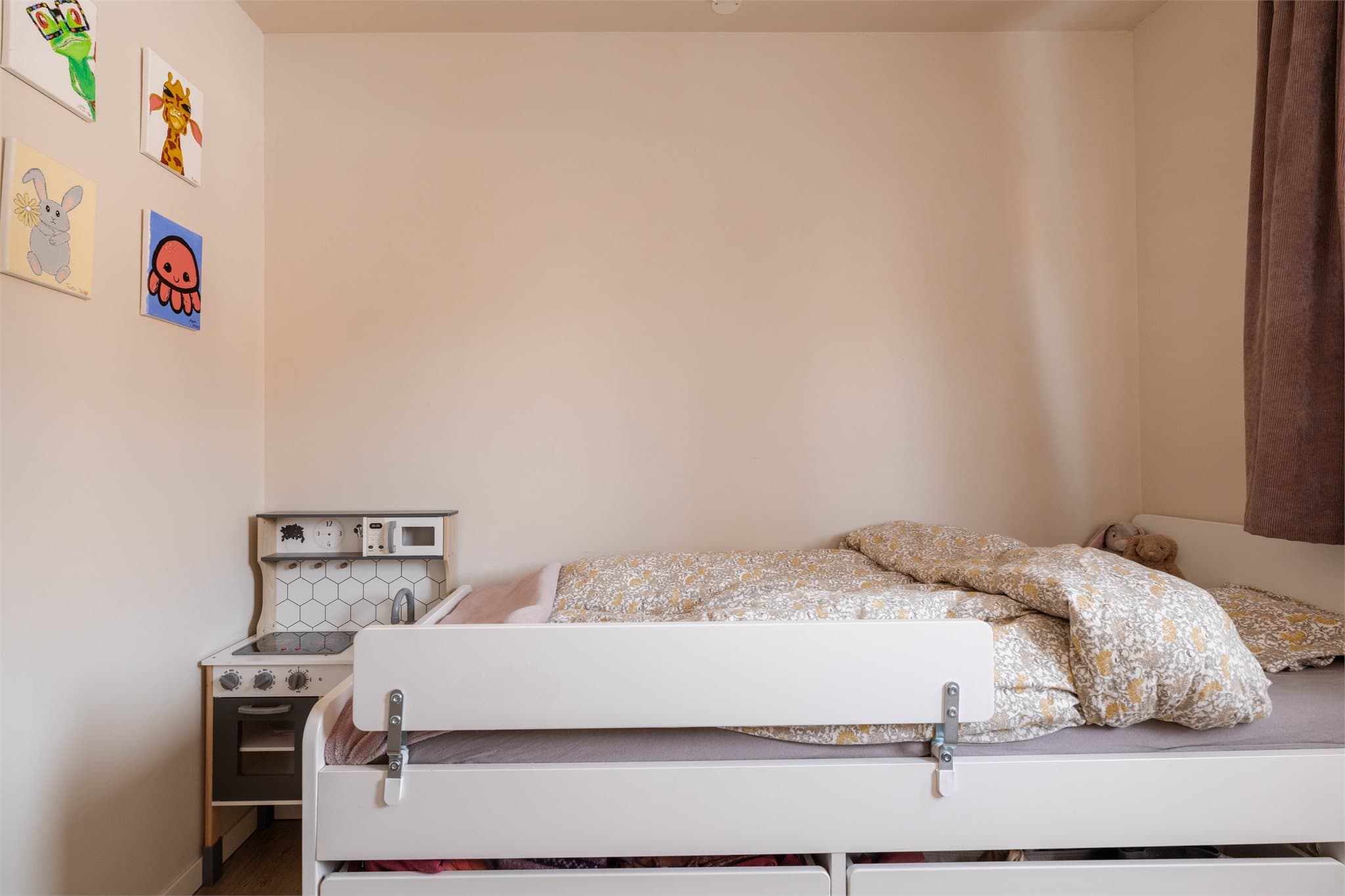 Rommet er enkelt å møblere og passer godt som barnerom, gjesterom eller kontor.