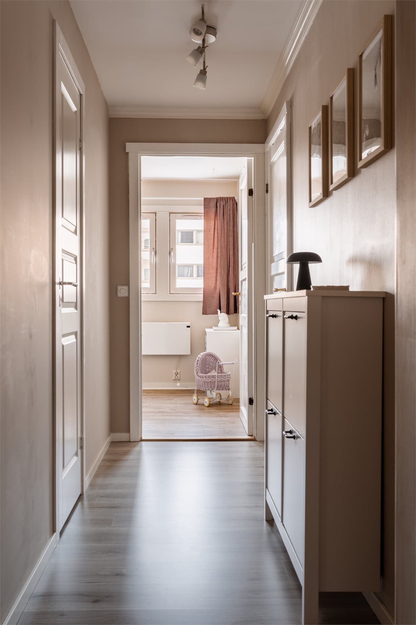 Mellomgangen skiller soverommene fra resten av leiligheten.