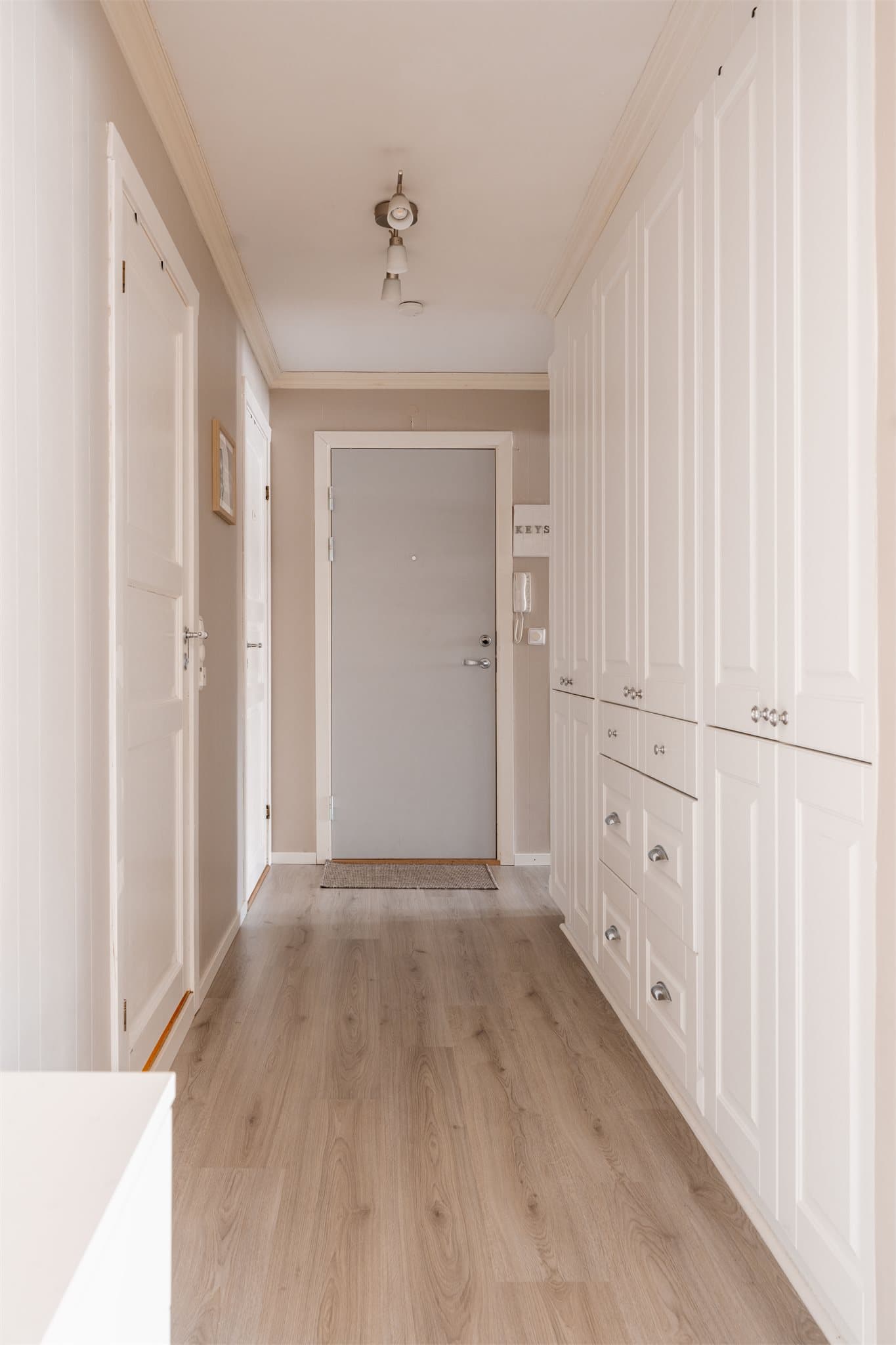 Velkommen inn i en romslig entré med svært gode oppbevaringsmuligheter i innebygde garderobeskap.