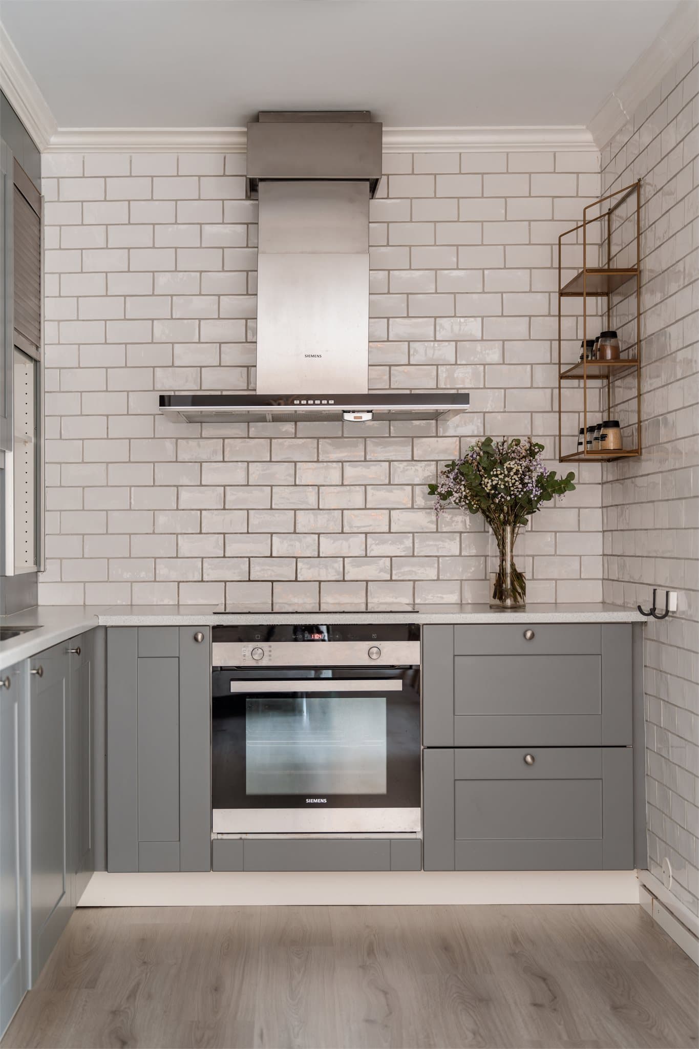 Kjøkkenet fremstår tidsriktig og pent.