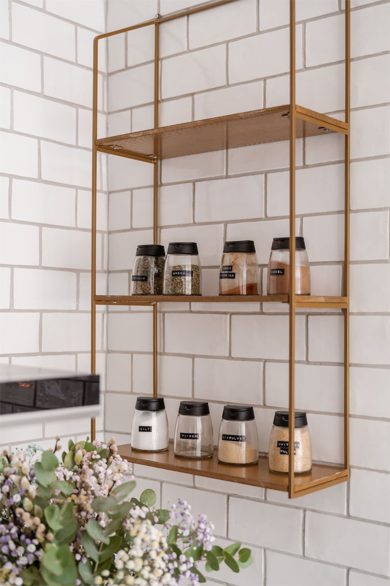 Detaljene er gjennomtenkte og bidrar til et funksjonelt og stilrent kjøkken.