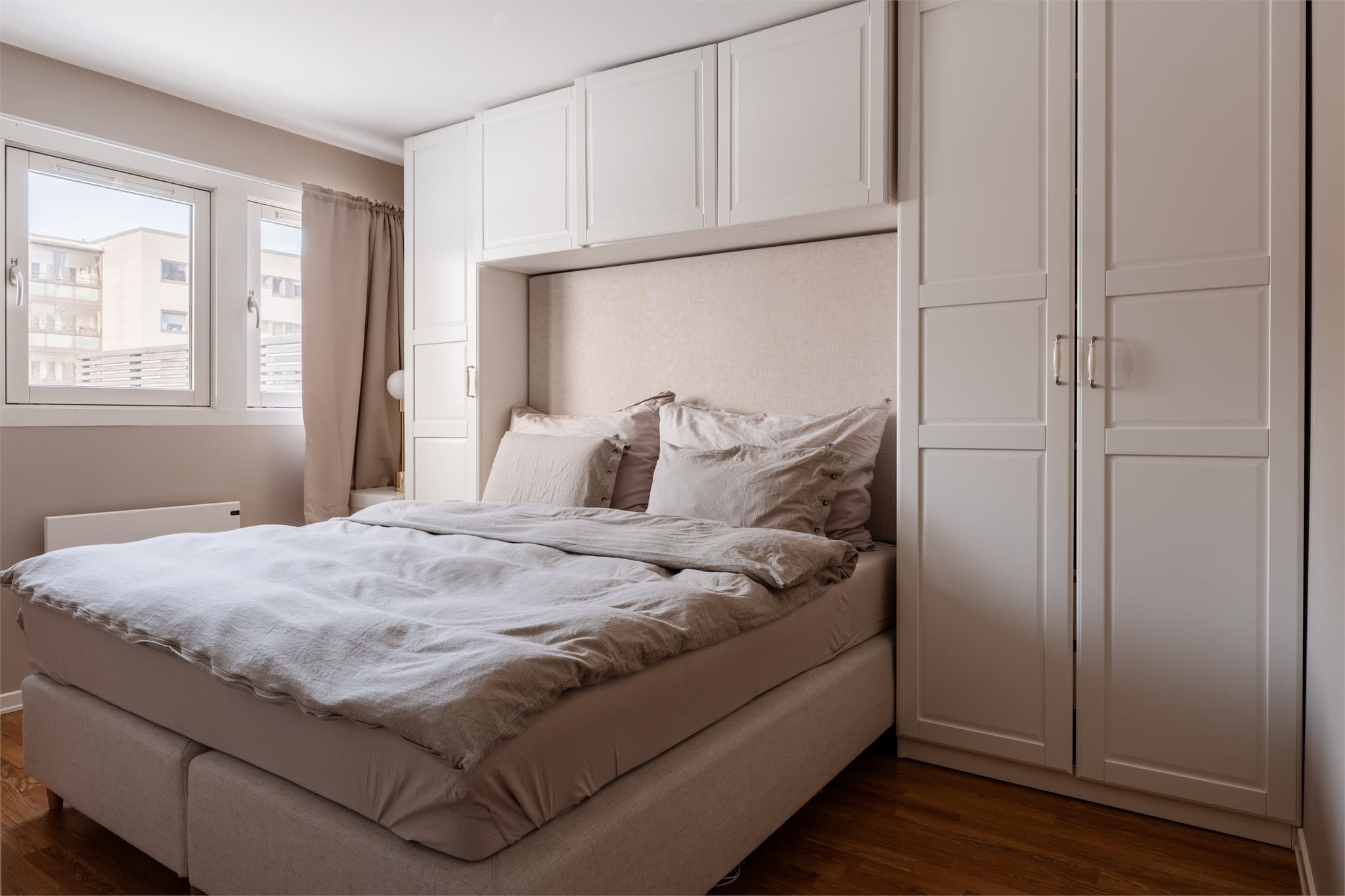 Hovedsoverommet har en plassbygd garderobeløsning som utnytter rommets fulle høyde.