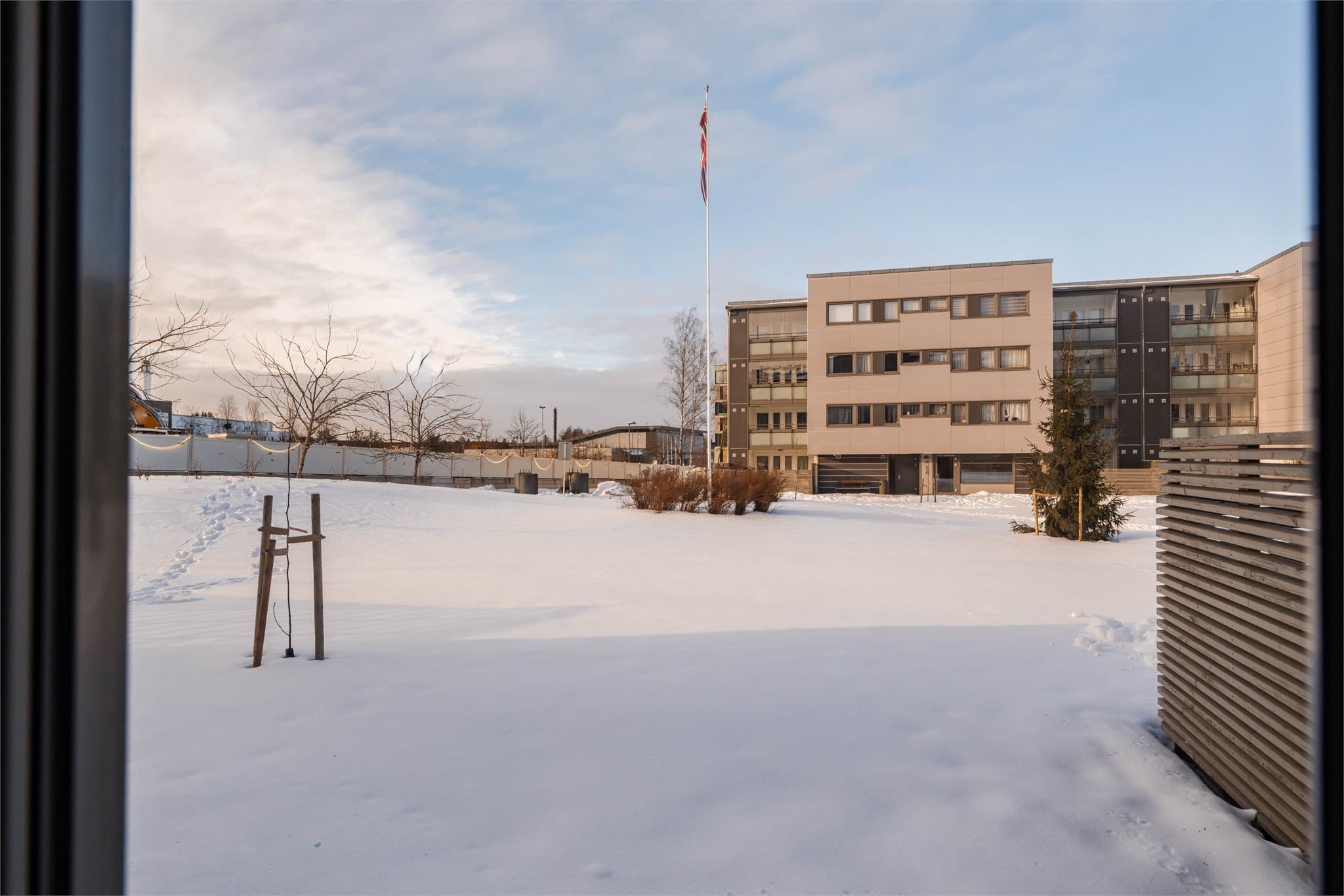 Fra leiligheten er det kort gangavstand til Furuset T-bane og buss, kun 3 minutter unna.