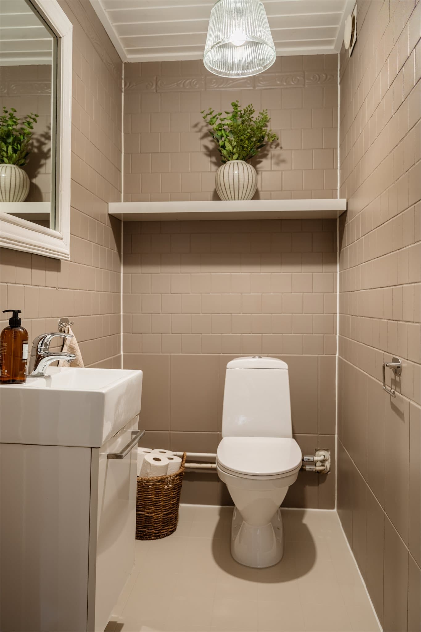 Leiligheten har et separat WC-rom med servant, speil og frittstående toalett.