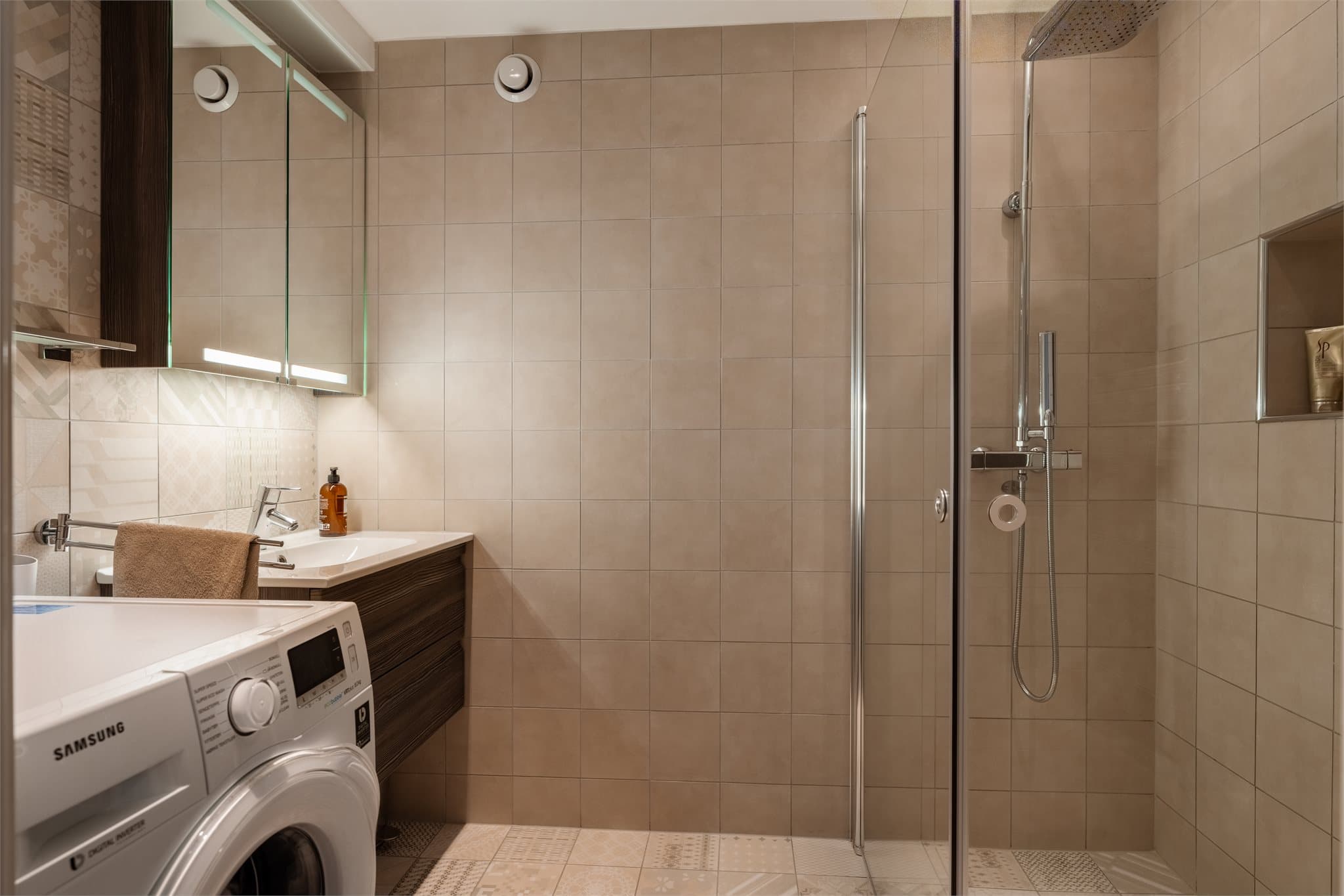 Badet ble pusset opp i 2013 og har gulvvarme, downlights og opplegg for vaskemaskin.