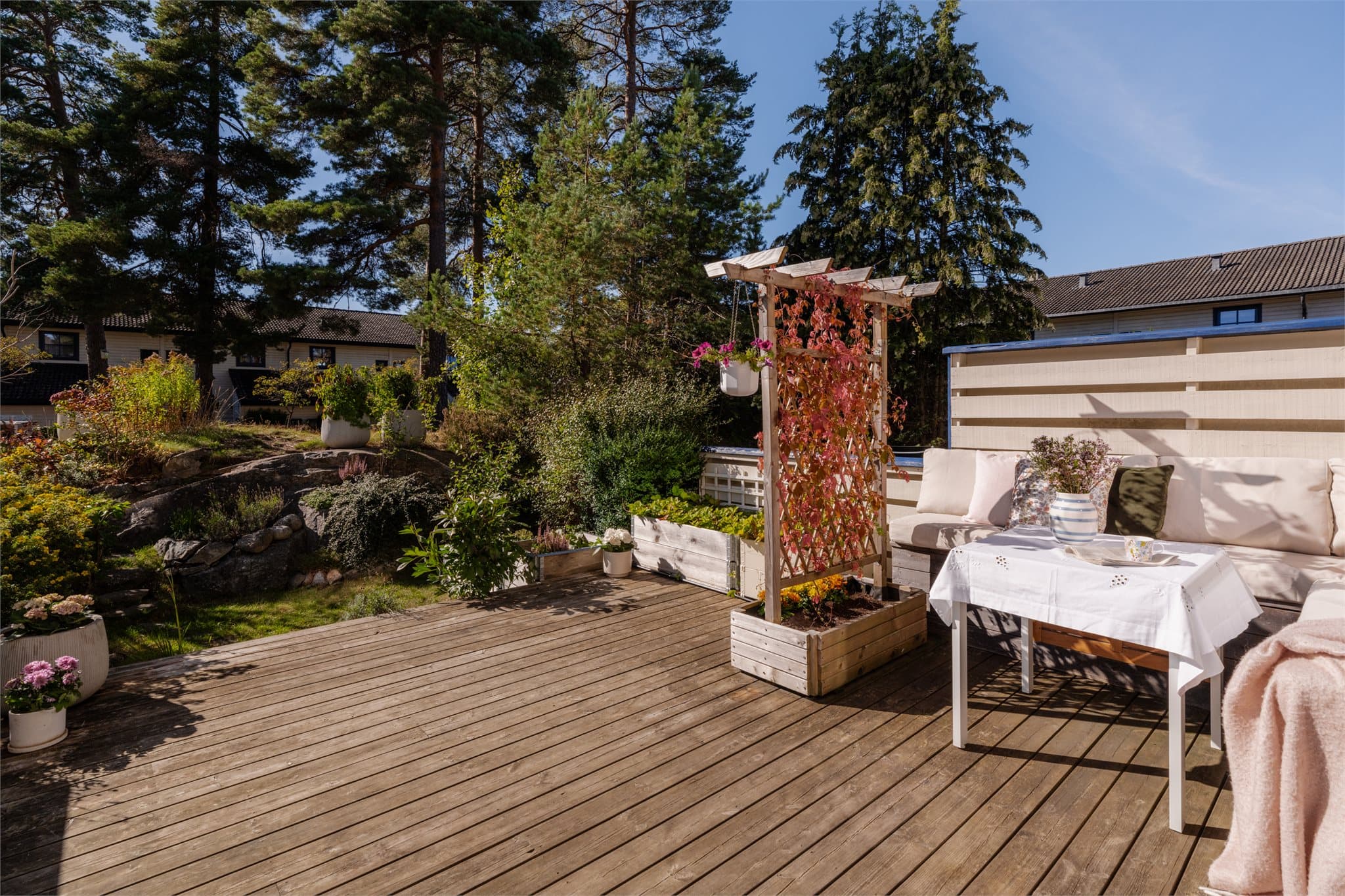 På varme sommerdager kan den store terrassen virkelig nytes. Her er det god plass til komfortable utemøbler, grill og plantekasser for dyrking av urter og egne grønnsaker.