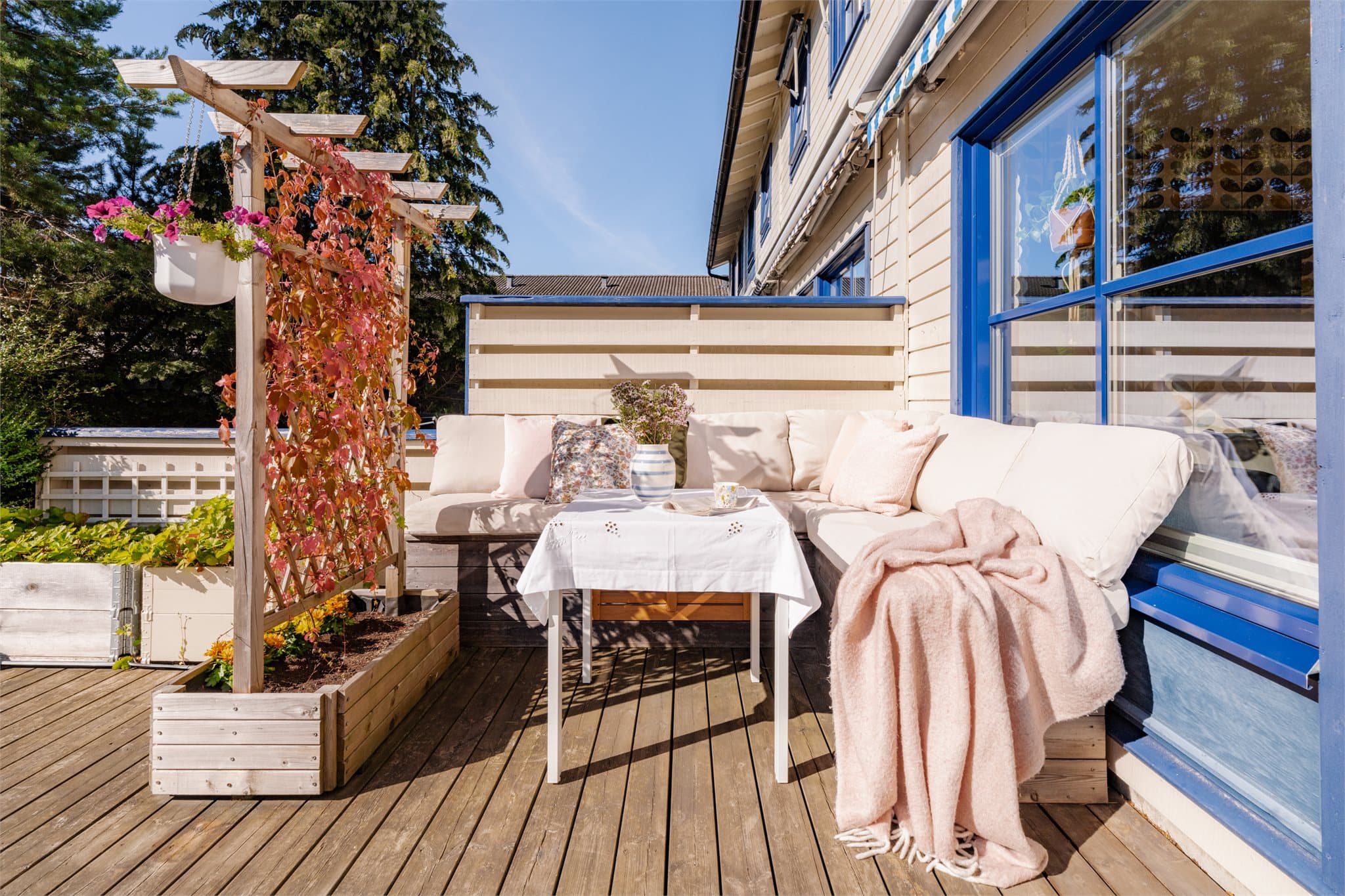 Terrassen er ca. 24 m² og vender mot sydvest.