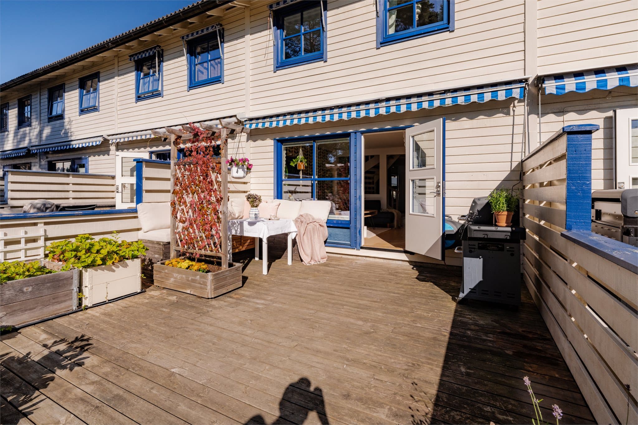 Stor, solrik uteplass med boltreplass for hele familien.