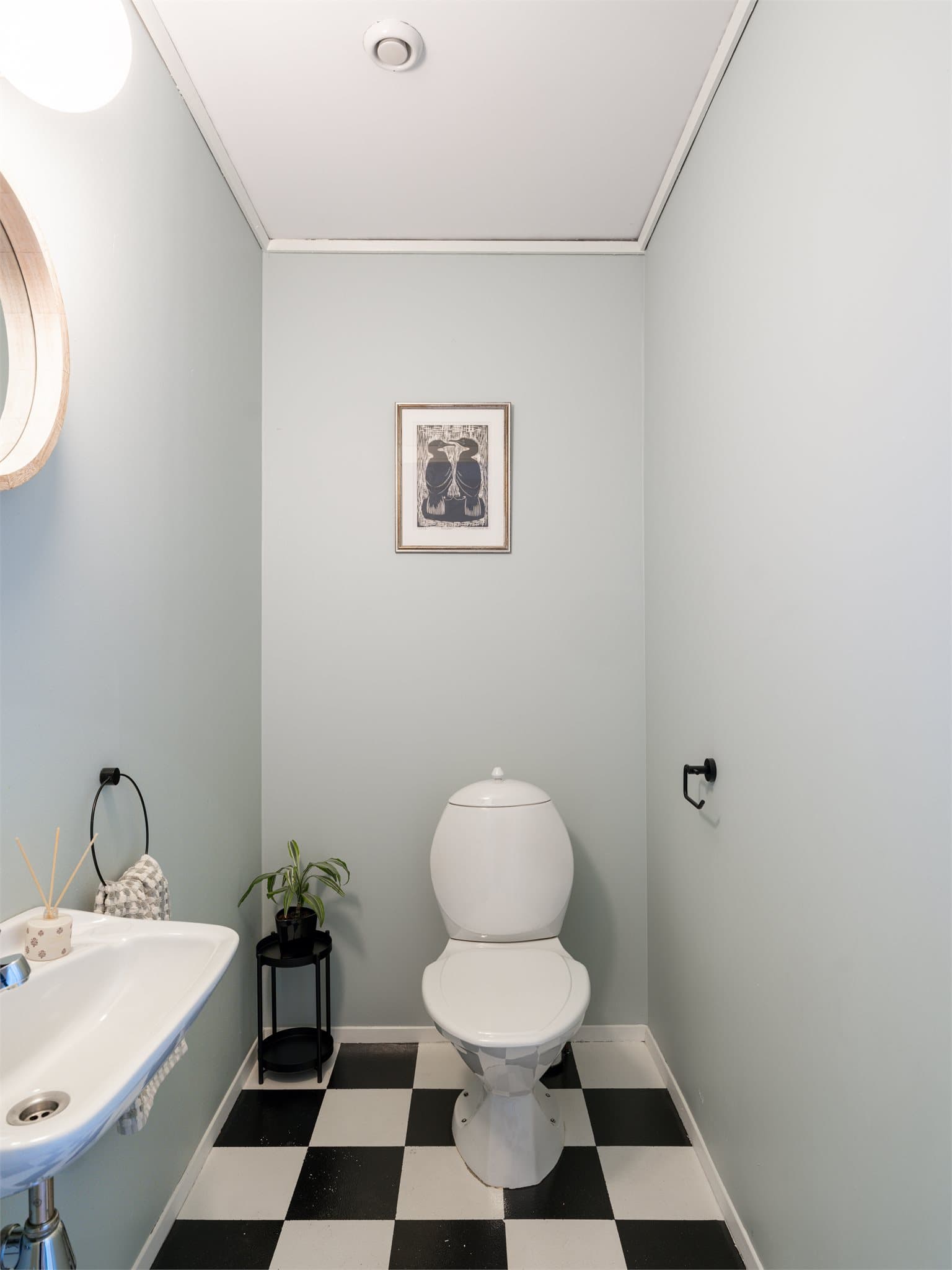 Praktisk separat toalettrom, plassert vegg i vegg med badet.