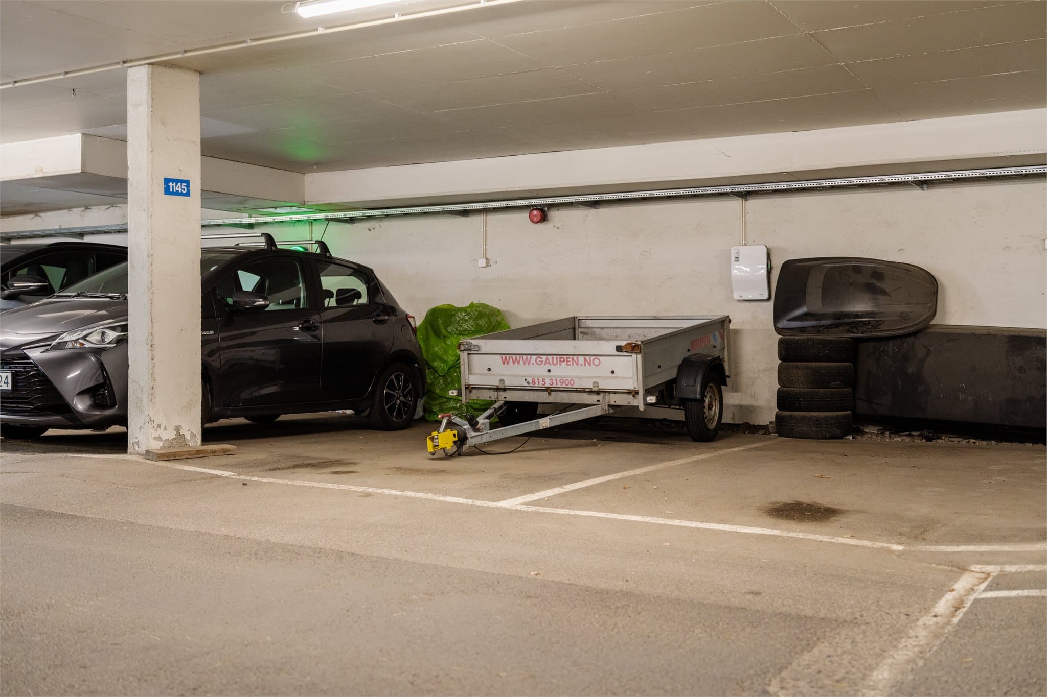 Det medfølger en garasjeplass med lader.