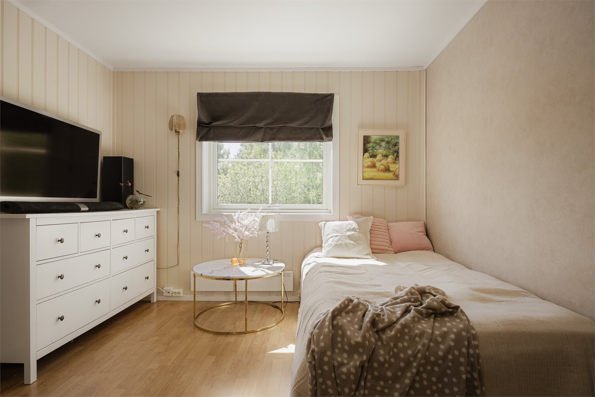 Soverom 3 med direkte adkomst til walk-in garderobe/bod.