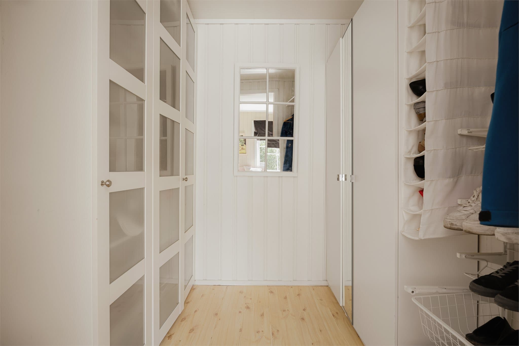 Walk-in garderobe/bod med direkte adkomst fra soverom 3. Godt med lagringsplass i garderobeskap.