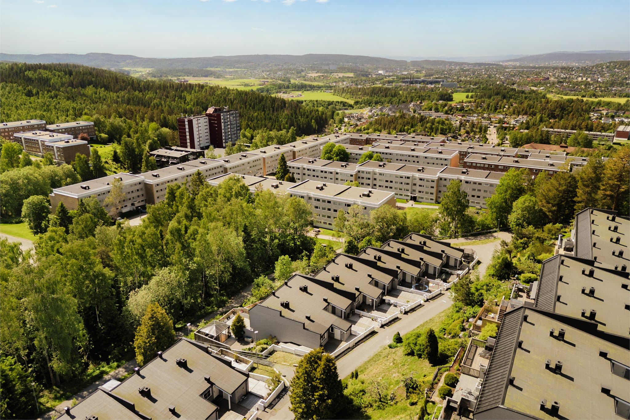 Leiligheten disponerer en garasjeplass i lukket fellesanlegg. Alle parkeringsplasser er klargjort for installasjon av ladeboks i garasjeanlegg.