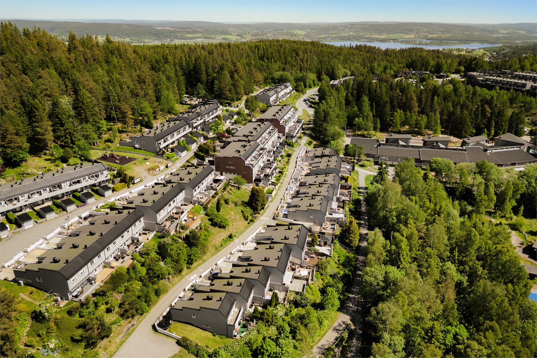 Fra boligen er det nærhet til skog og mark, med turmuligheter rett utenfor døren.