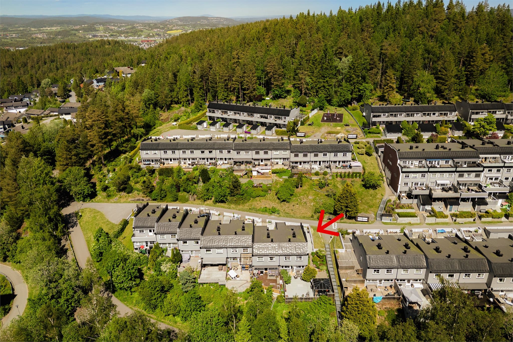 Det er gangavstand til bl.a. barneskole, barnehage og dagligvarebutikk.