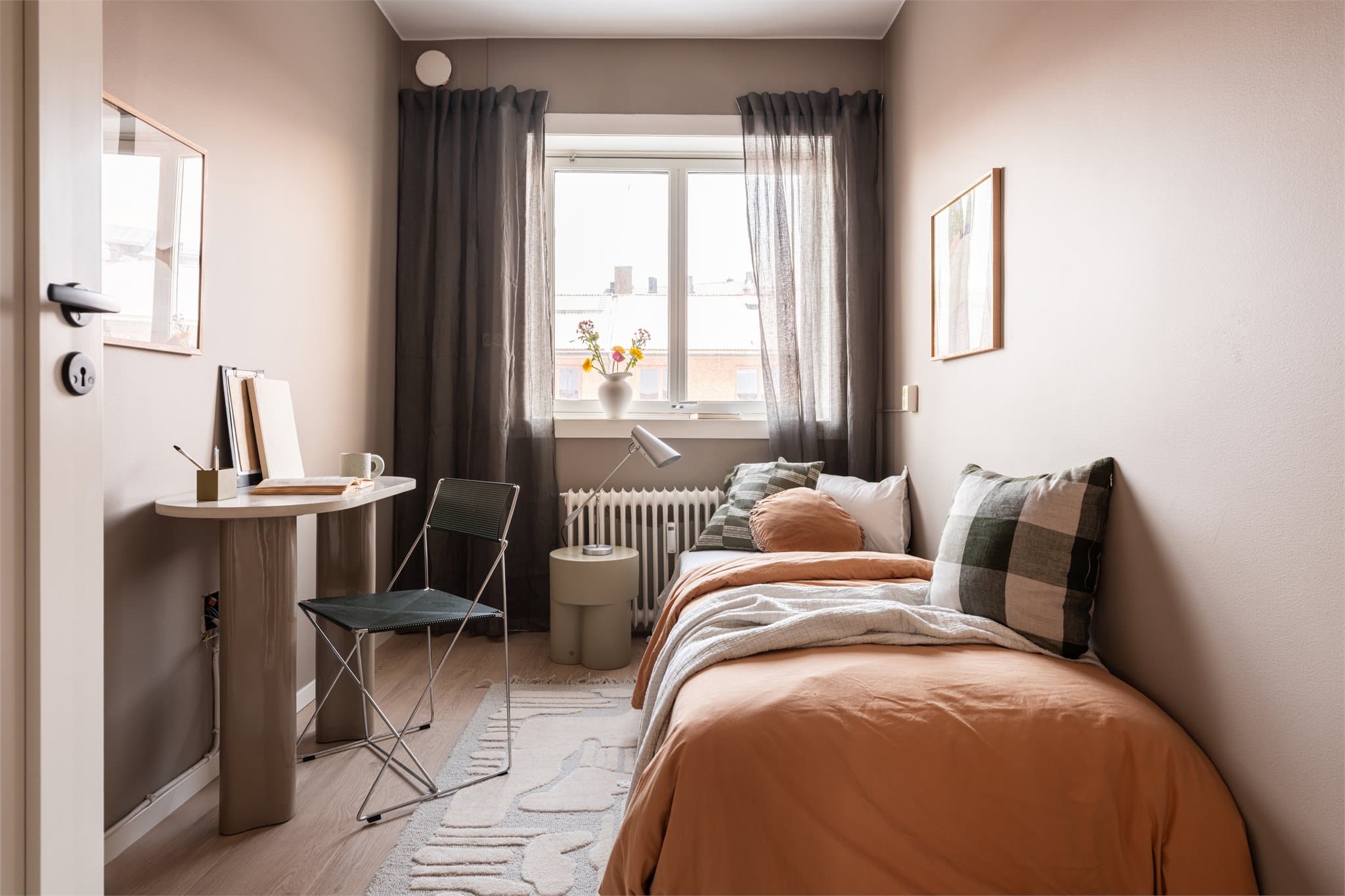 Det andre soverommet har plass til seng, skrivepult eller annen ønsket innredning.