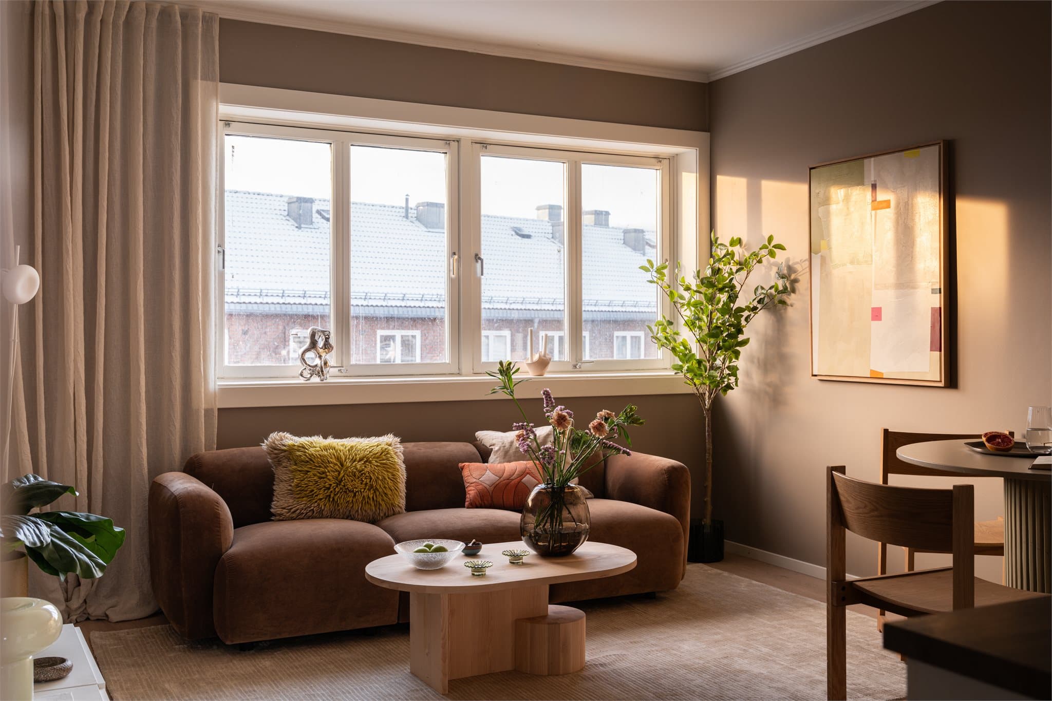 Vegger og himling ble sparklet og malt, og nytt gulv lagt i desember 2025.