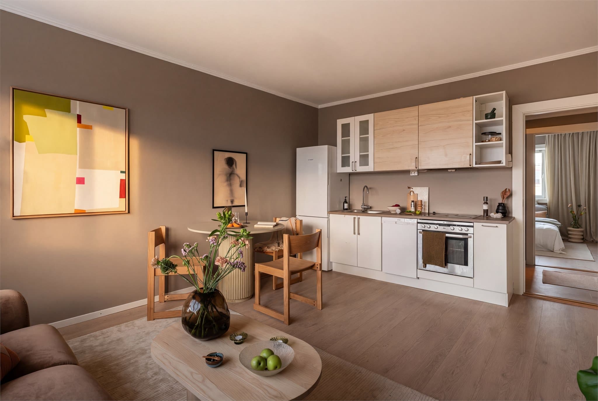 Et sosialt oppholdsrom med god plass til både sofagruppe og spiseplass.