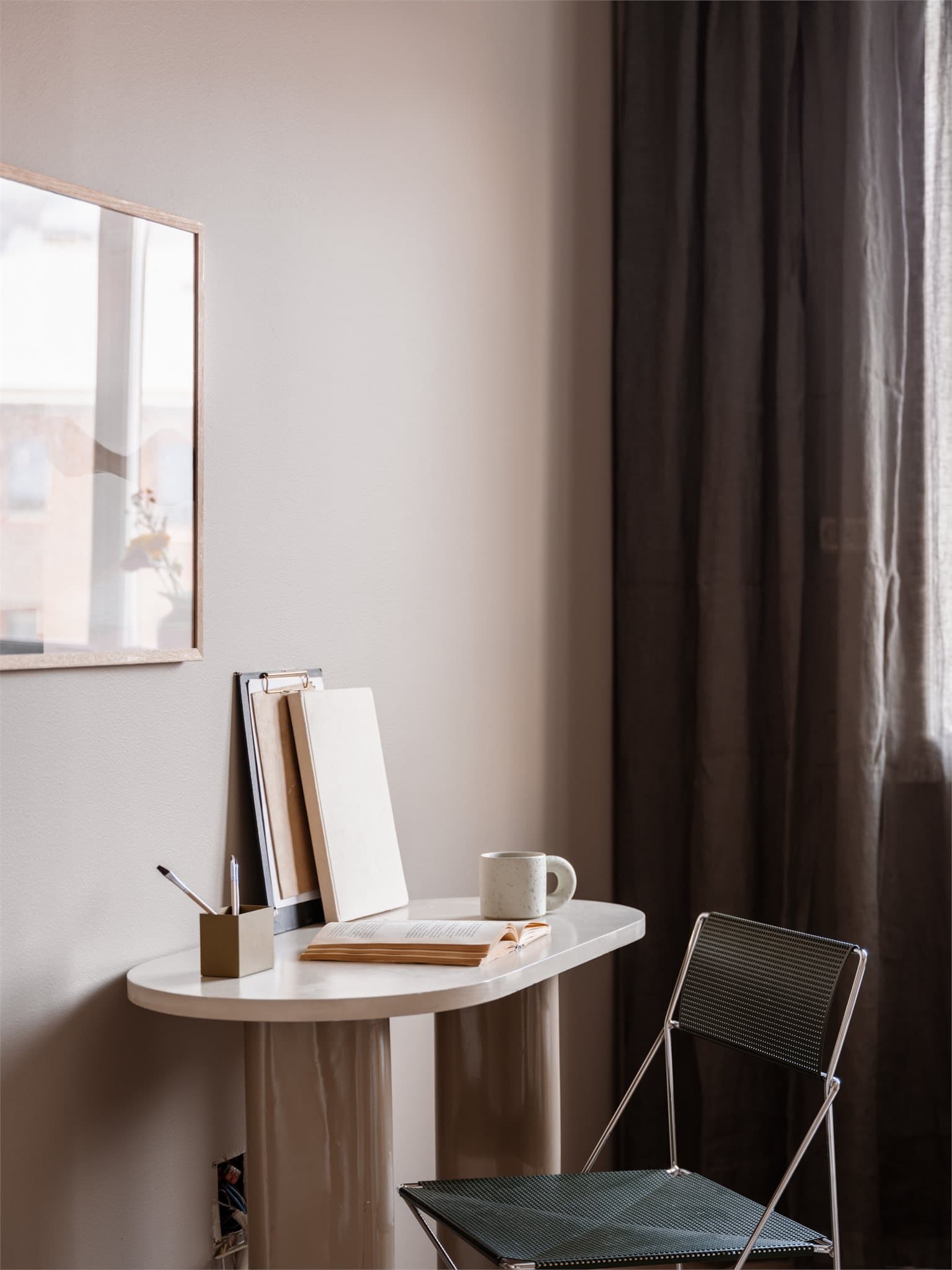 Rommet passer godt som barnerom, gjesterom eller hjemmekontor, og gir fleksible bruksmuligheter etter behov.