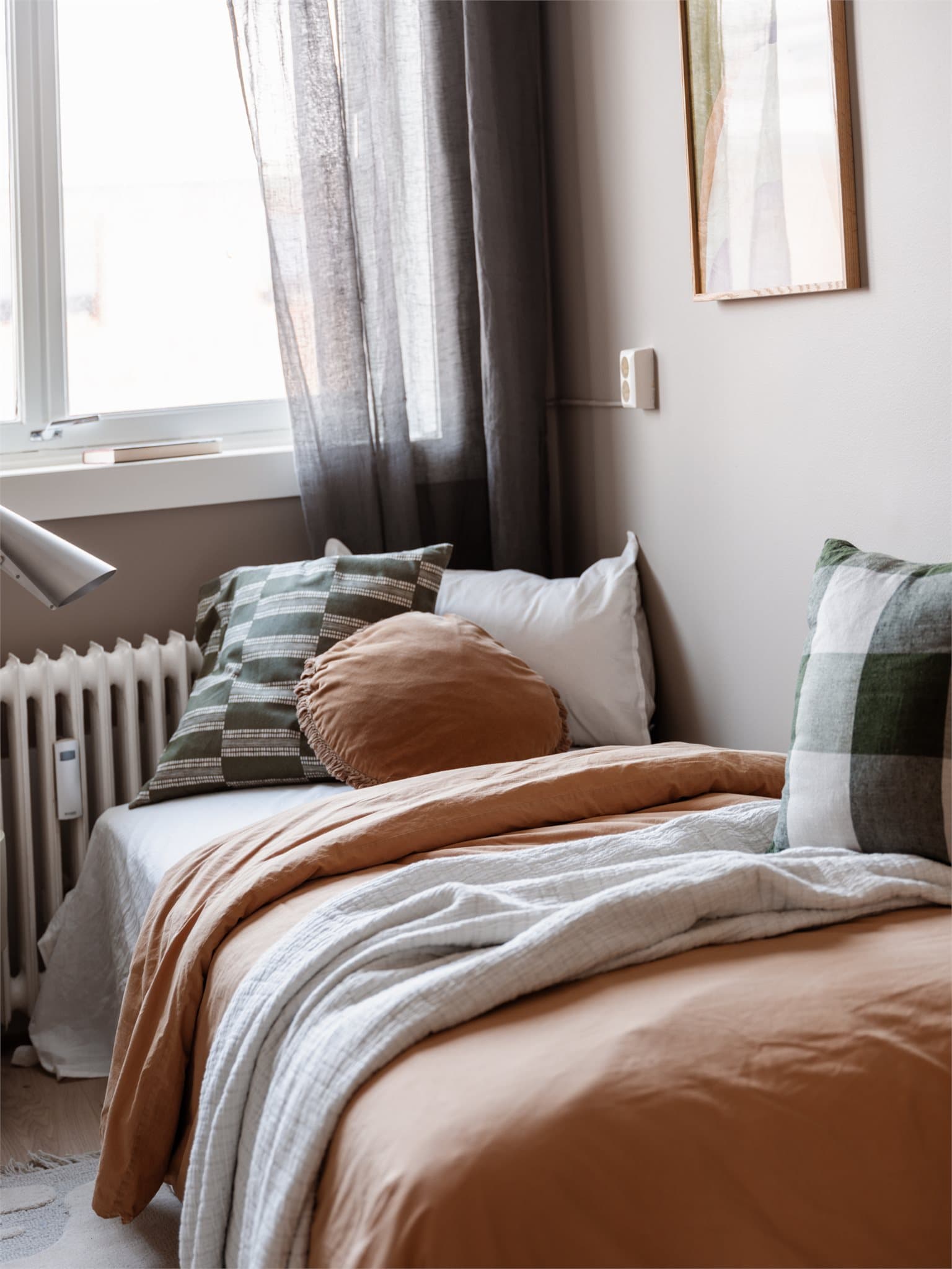 Leiligheten varmes opp via radiatorer, og oppvarming er inkludert i felleskostnadene.