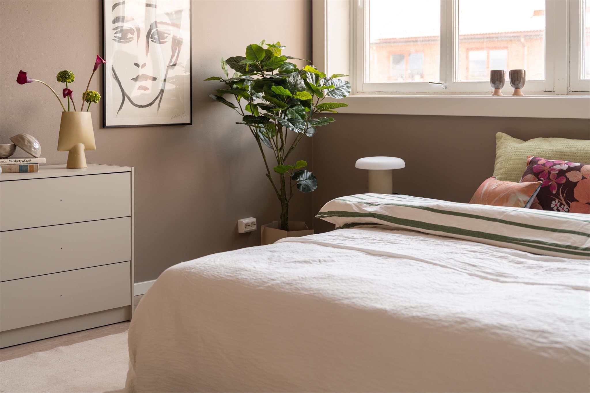 Det er god plass til dobbeltseng, nattbord og øvrig møblement, og fremstår som et komfortabelt og innbydende hovedsoverom.